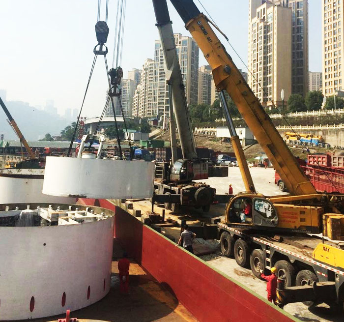 广丰吊车作业中