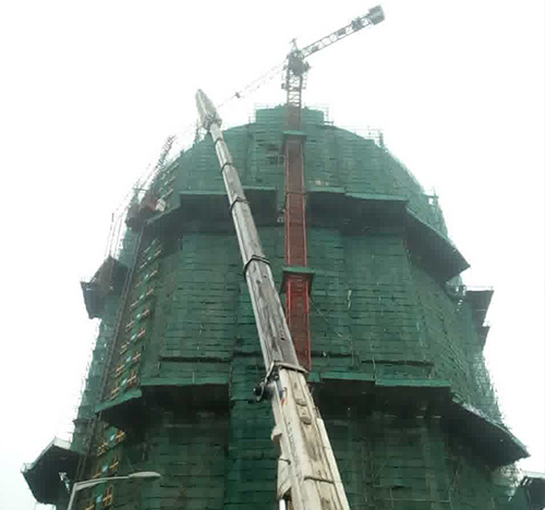 广丰吊车在工地上作业